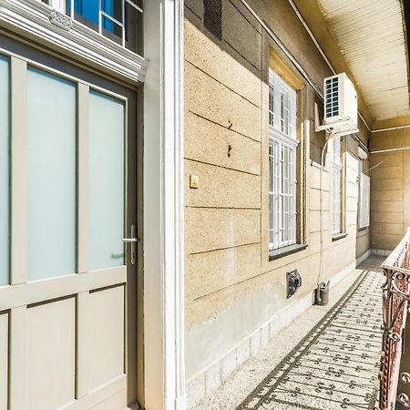 Sun-Splashed Retreat In The Heart Of A Vibrant Quarter Budapest Eksteriør bilde