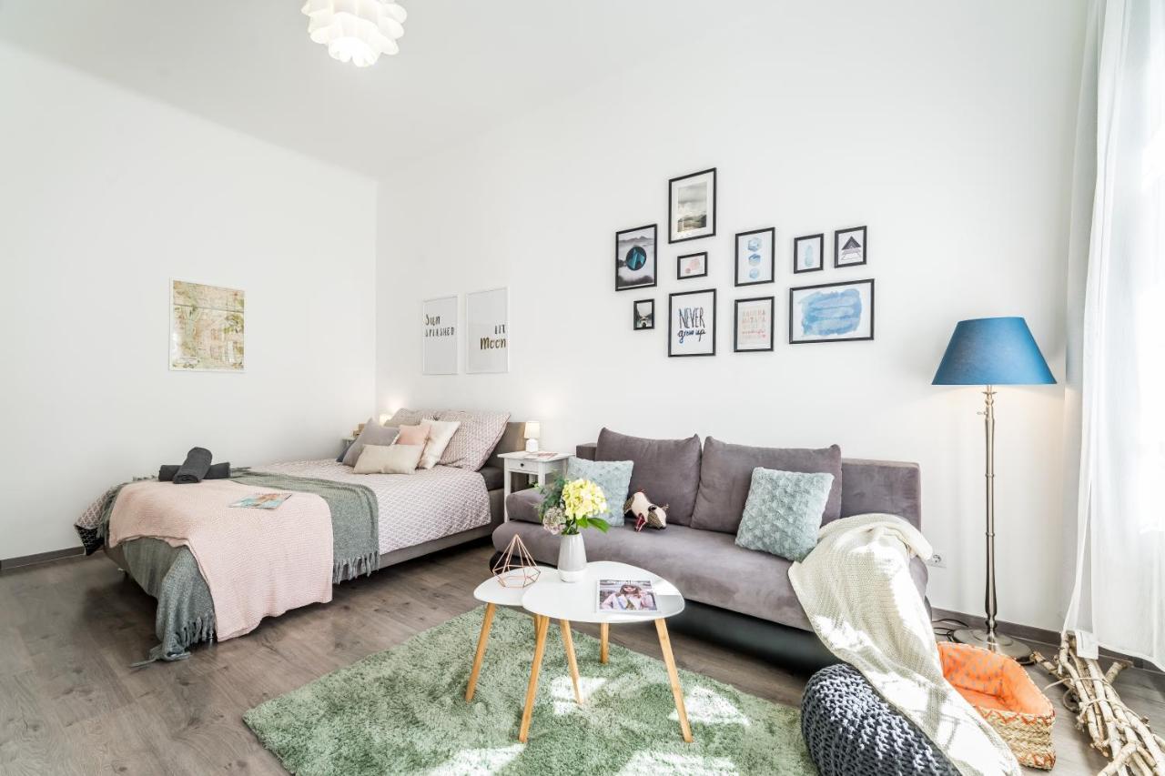 Sun-Splashed Retreat In The Heart Of A Vibrant Quarter Budapest Eksteriør bilde