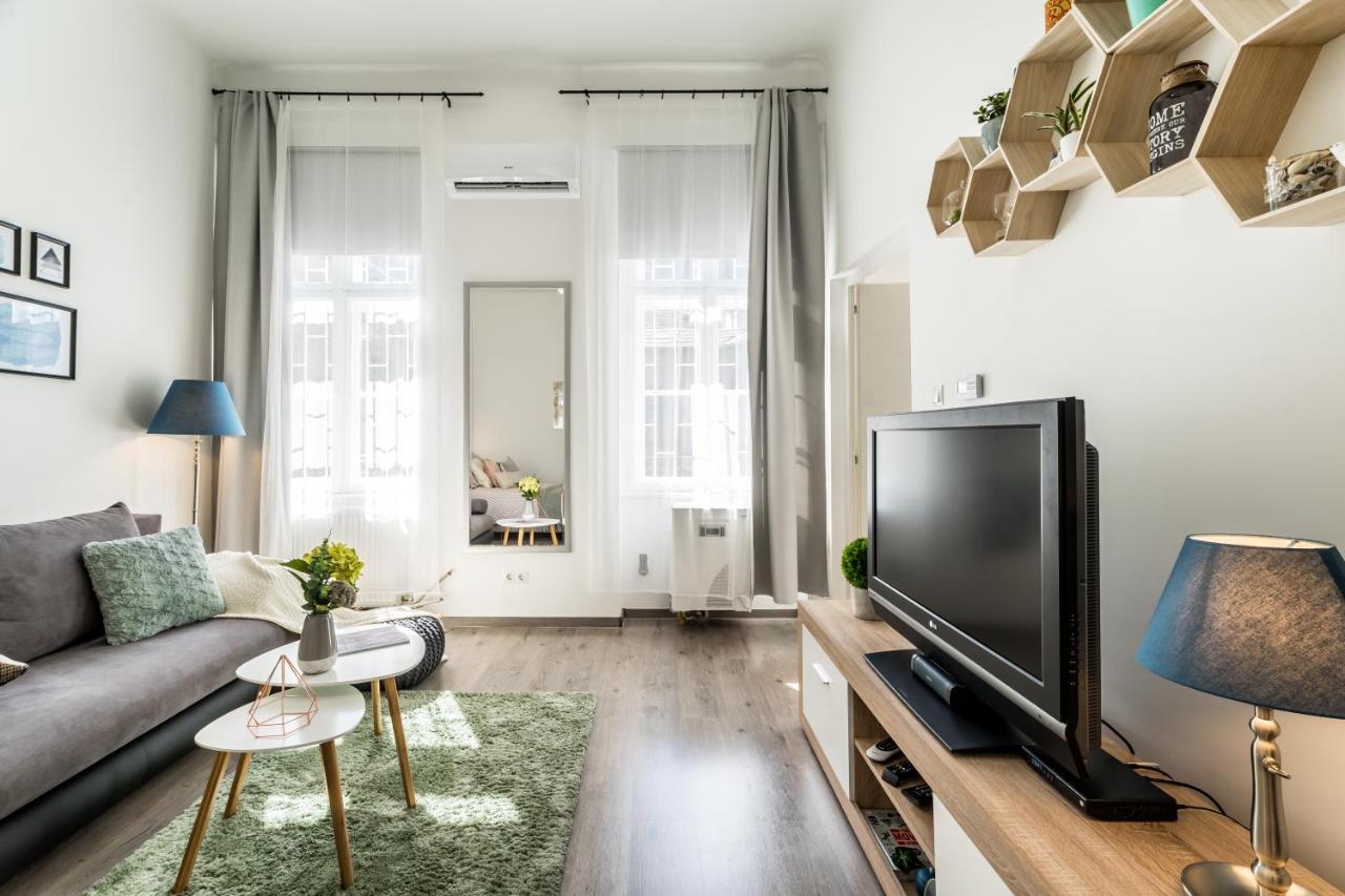 Sun-Splashed Retreat In The Heart Of A Vibrant Quarter Budapest Eksteriør bilde