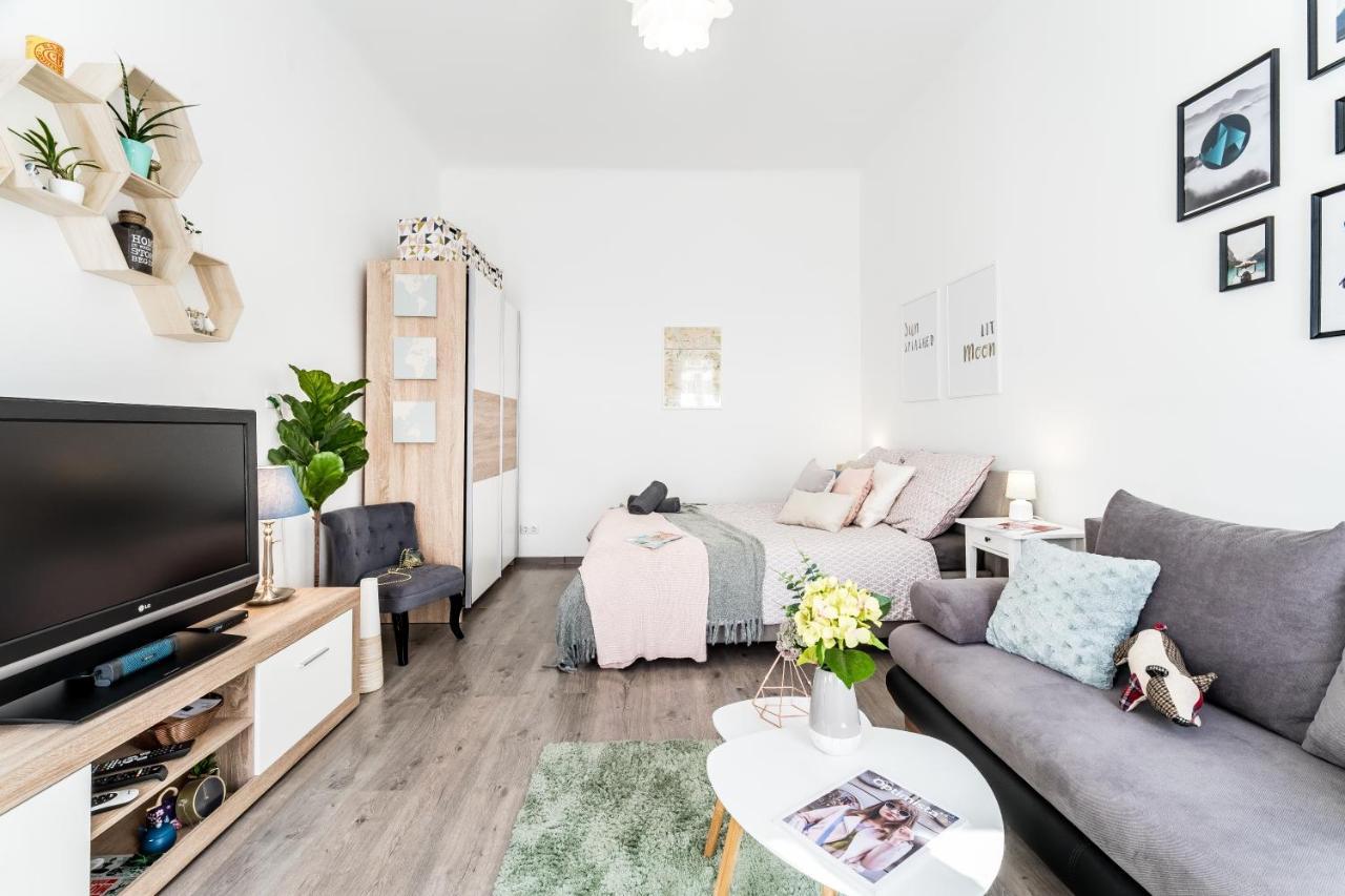 Sun-Splashed Retreat In The Heart Of A Vibrant Quarter Budapest Eksteriør bilde