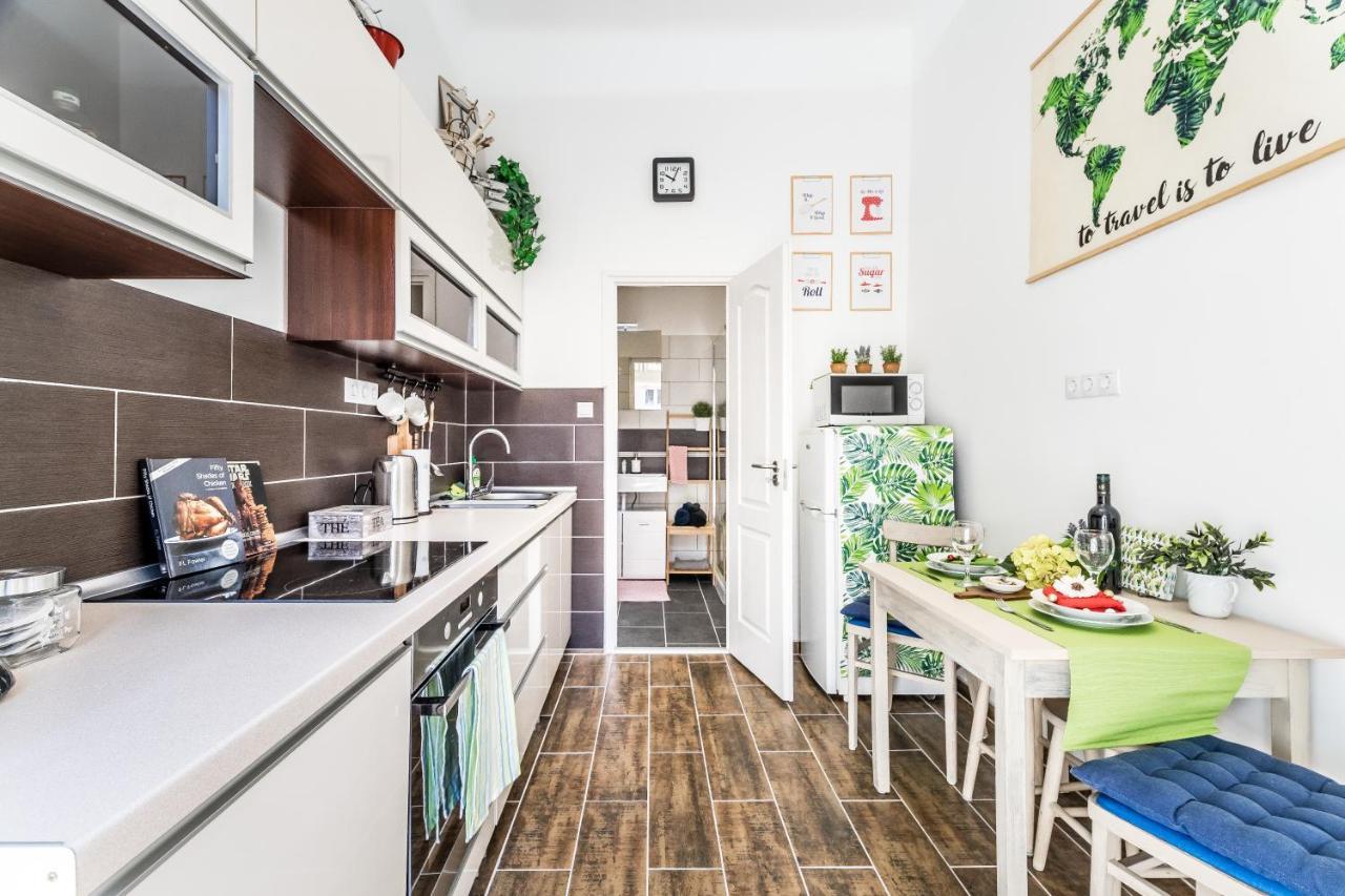Sun-Splashed Retreat In The Heart Of A Vibrant Quarter Budapest Eksteriør bilde