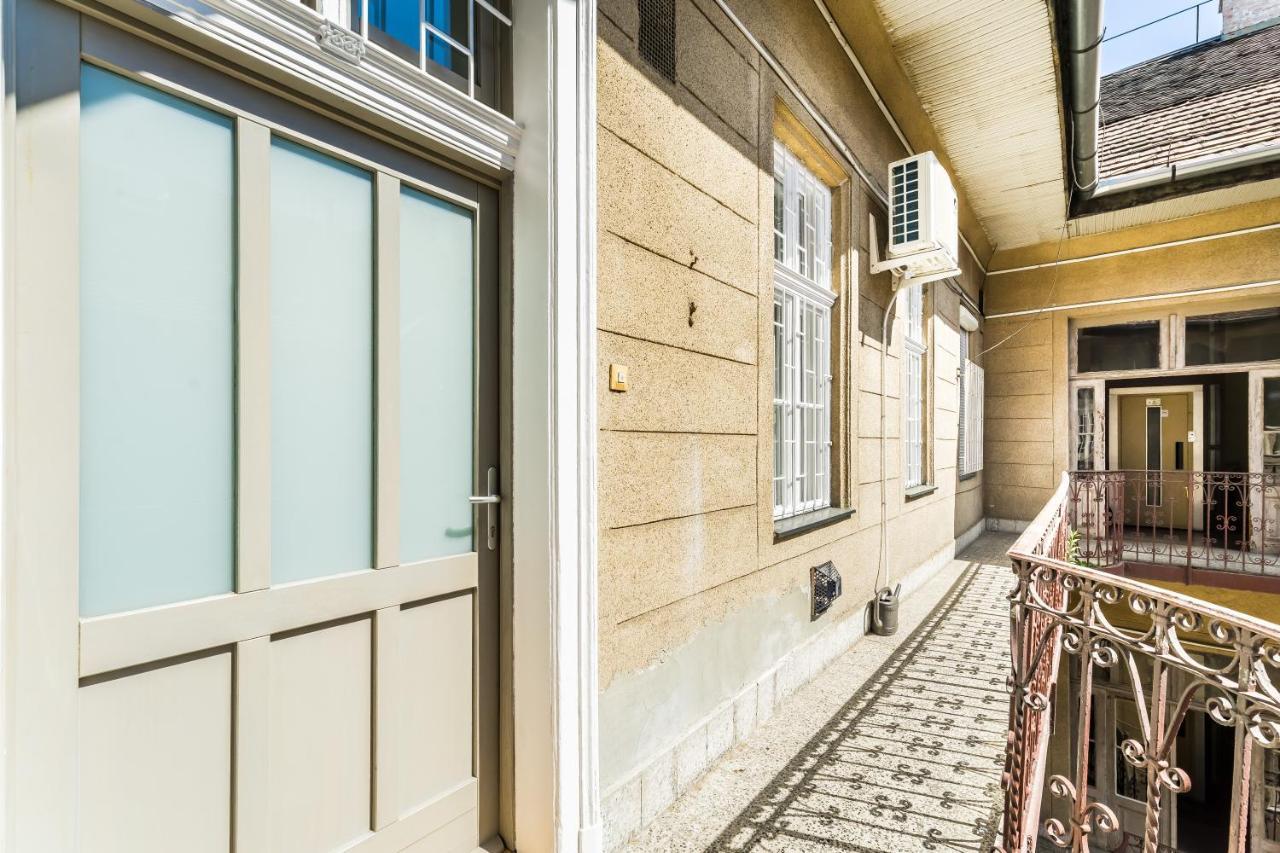 Sun-Splashed Retreat In The Heart Of A Vibrant Quarter Budapest Eksteriør bilde