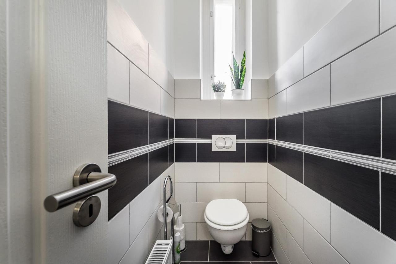 Sun-Splashed Retreat In The Heart Of A Vibrant Quarter Budapest Eksteriør bilde