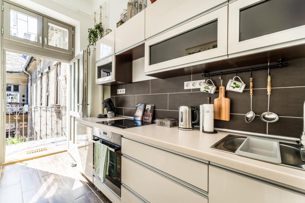 Sun-Splashed Retreat In The Heart Of A Vibrant Quarter Budapest Eksteriør bilde