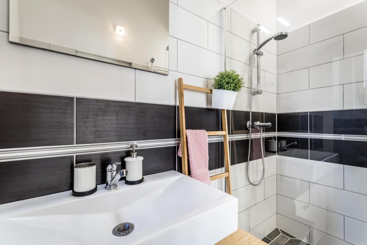 Sun-Splashed Retreat In The Heart Of A Vibrant Quarter Budapest Eksteriør bilde