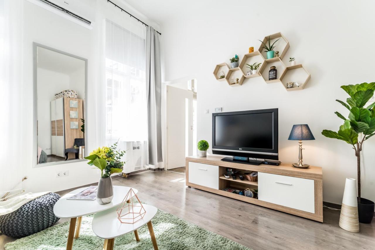 Sun-Splashed Retreat In The Heart Of A Vibrant Quarter Budapest Eksteriør bilde