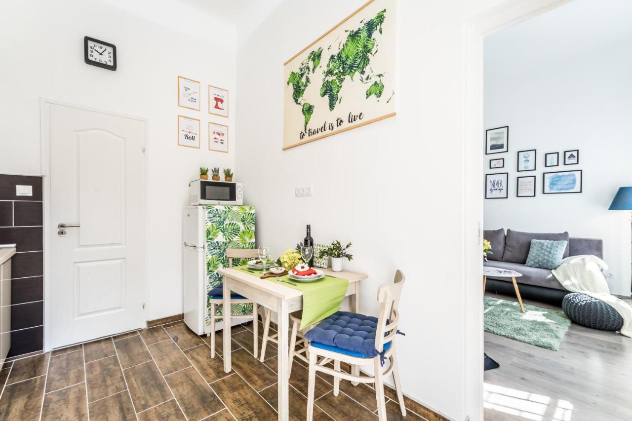 Sun-Splashed Retreat In The Heart Of A Vibrant Quarter Budapest Eksteriør bilde