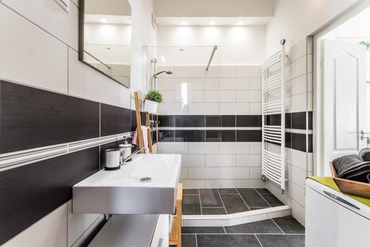 Sun-Splashed Retreat In The Heart Of A Vibrant Quarter Budapest Eksteriør bilde