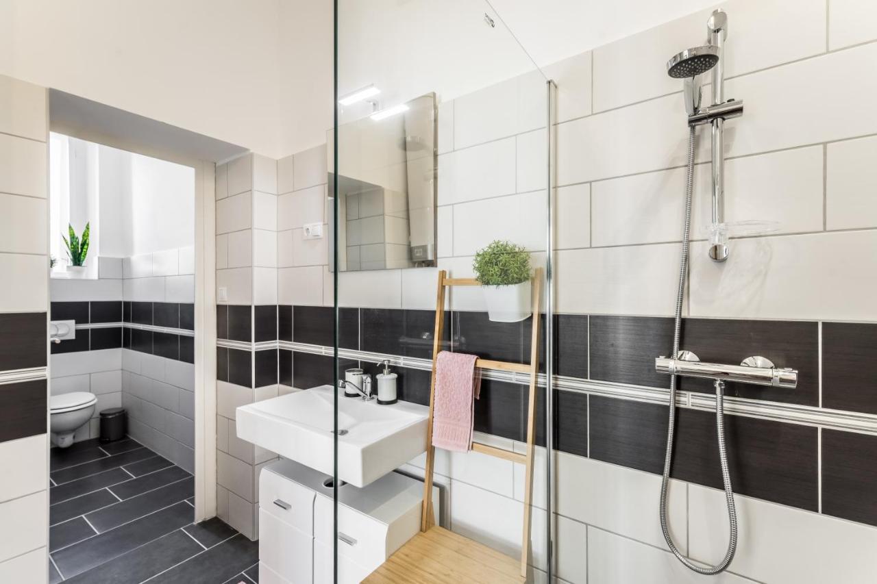 Sun-Splashed Retreat In The Heart Of A Vibrant Quarter Budapest Eksteriør bilde