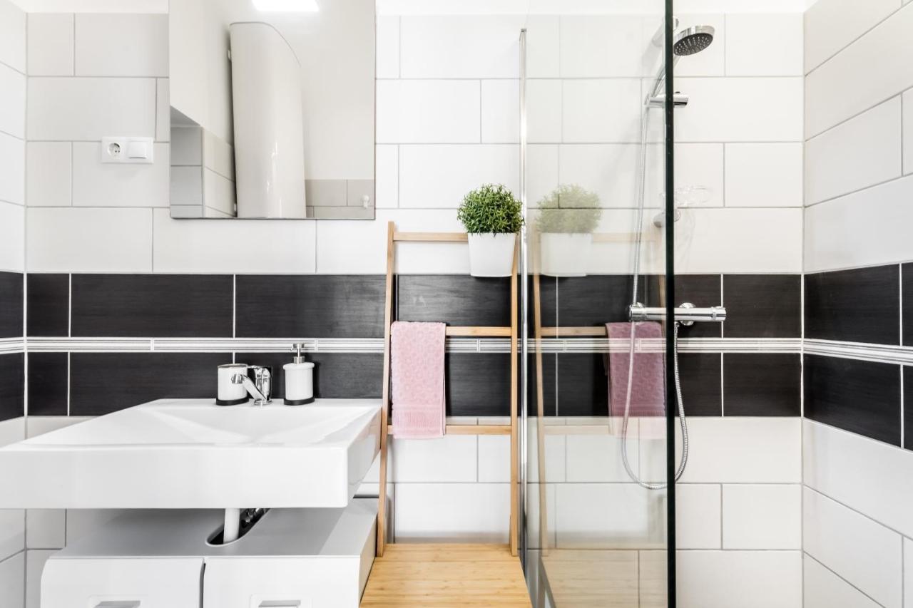 Sun-Splashed Retreat In The Heart Of A Vibrant Quarter Budapest Eksteriør bilde