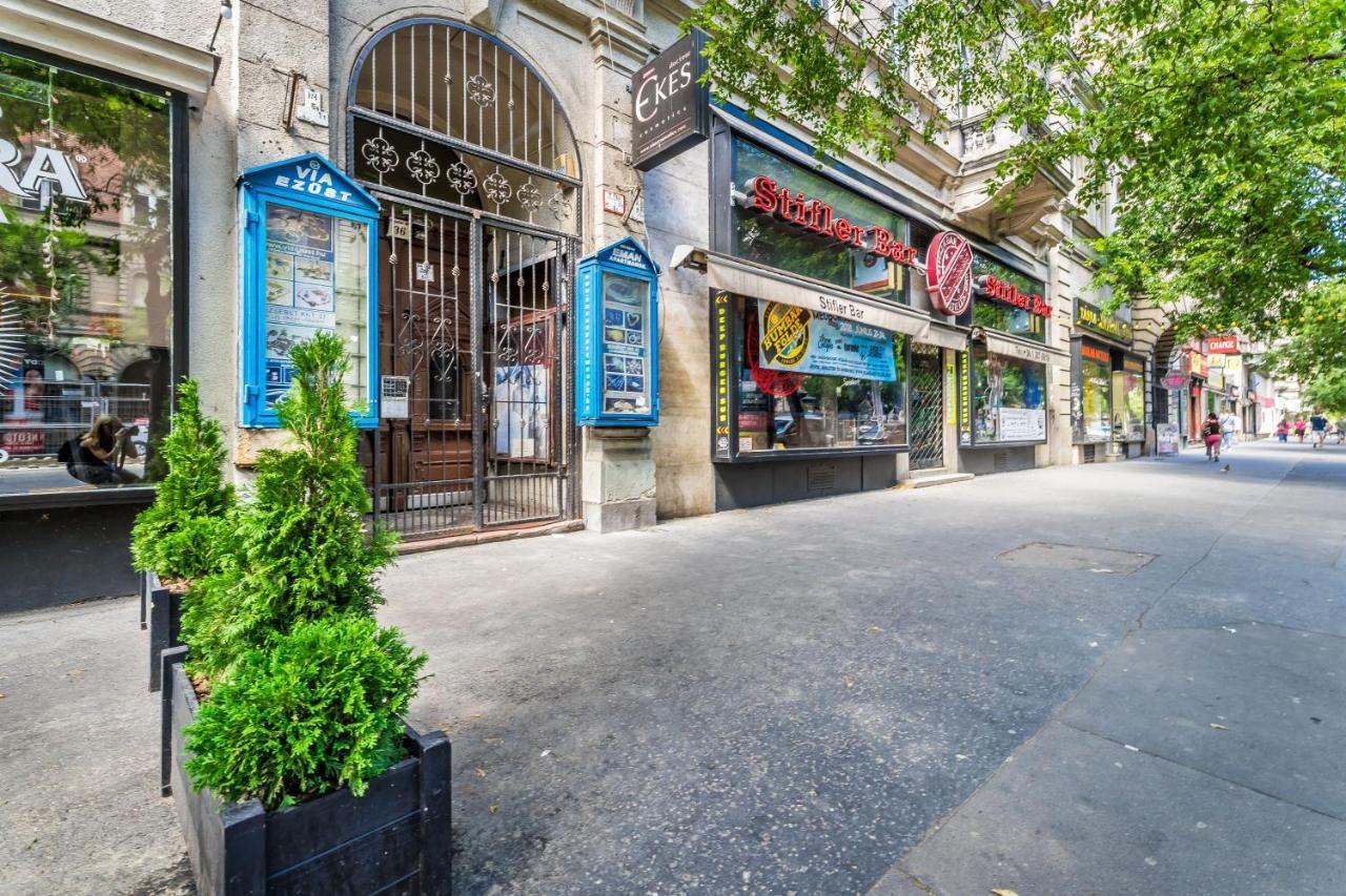 Sun-Splashed Retreat In The Heart Of A Vibrant Quarter Budapest Eksteriør bilde